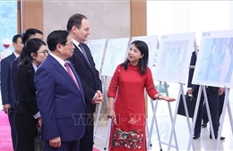 Thủ tướng Phạm Minh Chính và Thủ tướng Belarus tham quan trưng bày ảnh của TTXVN