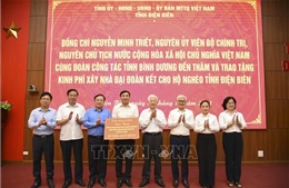 Trao kinh phí xây nhà Đại đoàn kết tại Điện Biên