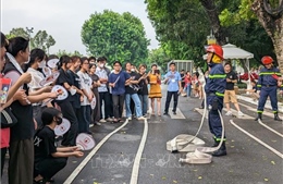 Hà Nội: Đông đảo người dân được trải nghiệm làm &#39;lính cứu hỏa&#39;