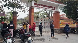 Nghệ An: Trần gỗ bất ngờ đổ sập, nhiều học sinh nhập viện