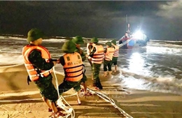 Kịp thời ứng cứu tàu cá mắc cạn tại cửa biển Nhật Lệ