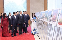 Hai Thủ tướng Việt Nam và Lào tham quan trưng bày ảnh về quan hệ hai nước