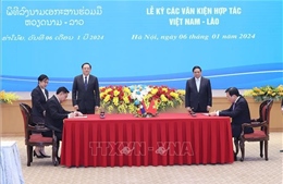 Hai Thủ tướng chứng kiến Lễ ký các văn kiện hợp tác Việt Nam - Lào