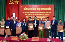 Trưởng ban Dân vận Trung ương tặng quà gia đình chính sách tại Điện Biên