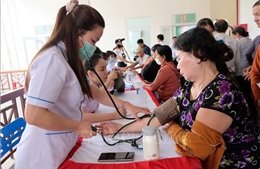 Trao quà Tết, khám bệnh miễn phí cho người nghèo huyện miền núi Ba Tơ