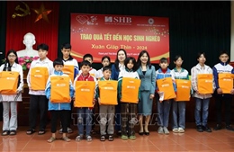 Thái Bình: Trao quà Tết cho học sinh có hoàn cảnh đặc biệt khó khăn