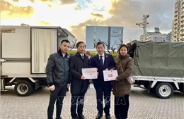 Tổng lãnh sự quán Việt Nam tại Osaka tiếp tục trao hàng hỗ trợ người dân chịu ảnh hưởng động đất