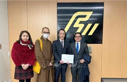 Tổng Lãnh sự quán Việt Nam tại Osaka trao tiền quyên góp hỗ trợ các nạn nhân