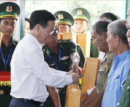 Chủ tịch nước thăm, chúc Tết quân và dân khu vực Cửa khẩu quốc tế Hà Tiên