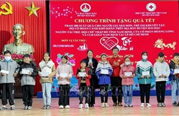 Tặng quà Tết cho gia đình hoàn cảnh khó khăn ở huyện ven biển Nam Định