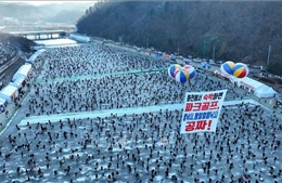 Lễ hội câu cá hồi trên băng tại Hàn Quốc thu hút lượng khách kỷ lục