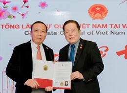 Trao tặng kỷ niệm chương hữu nghị cho Tổng lãnh sự Việt Nam tại Vancouver