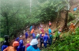Philippines: Giải cứu 45 người sống sót sau vụ sạt lở đất