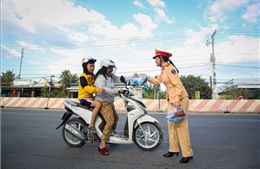 Cảnh sát Giao thông Tây Ninh &#39;đội nắng&#39; phát nước uống cho người dân trong ngày Tết
