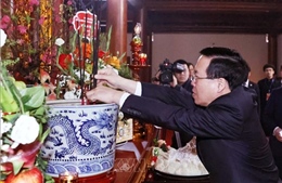 Chủ tịch nước dâng hương và khai bút đầu Xuân tại Khu lưu niệm Nguyễn Trãi