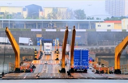 Quảng Ninh xuất khẩu 925 tấn hàng hóa qua lối mở cầu phao tạm km3+4 Hải Yên