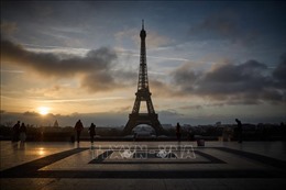 Tháp Eiffel đóng cửa ngày thứ 5 liên tiếp do đình công kéo dài