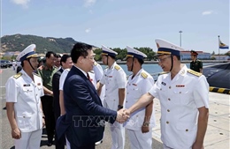 Chủ tịch Quốc hội Vương Đình Huệ thăm Lữ đoàn tàu ngầm 189