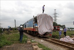 Đường sắt Bắc - Nam tê liệt hơn 3 giờ sau vụ tai nạn giữa tàu hỏa với xe đầu kéo