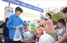 Độc đáo phiên chợ dùng rác thải nhựa thay tiền
