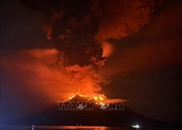 Núi lửa phun trào ở miền Đông Indonesia