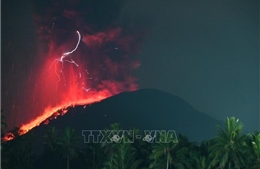 Indonesia nâng mức cảnh báo núi lửa Ibu lên mức cao nhất