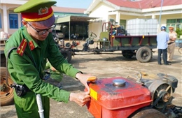 Tuyên truyền, vận động người dân dán đề can phản quang cho xe công nông