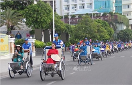 Khánh Hòa: Ấn tượng cuộc diễu hành áo dài trên phố biển Nha Trang