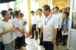 Bộ trưởng Bộ Giáo dục và Đào tạo kiểm tra tổ chức thi tại Hà Nam