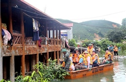 Hỗ trợ hàng hóa thiết yếu cho nhân dân bản Phiêng Nghè do bị ngập lụt