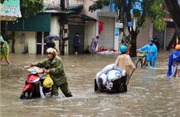 Nhiều tuyến đường Hà Nội tiếp tục ngập sâu do mưa lớn