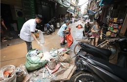 Hà Nội: Nỗ lực xử lý môi trường, phòng chống dịch bệnh sau lũ