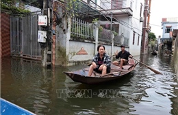 Nước vẫn ngập sâu, đời sống người dân nhiều nơi ở Mỹ Đức (Hà Nội) gặp khó khăn