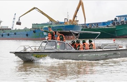 Căng mình chống buôn lậu trong mùa nước nổi