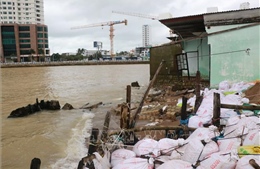 Sóng biển đánh sập nhà dân ở cồn Nhất Trí - Nha Trang