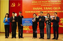 Bộ trưởng Bộ Nội vụ Phạm Thị Thanh Trà trao quà Tết cho hộ nghèo Yên Bái