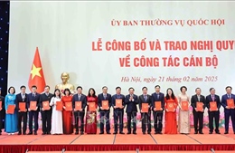 Công bố và trao Nghị quyết của Ủy ban Thường vụ Quốc hội về công tác cán bộ