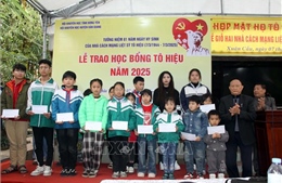 Trao học bổng Tô Hiệu cho học sinh nghèo vượt khó