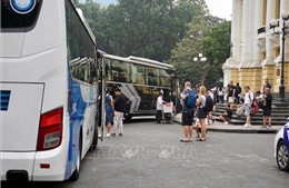 Nhà hát Lớn &#39;bất đắc dĩ&#39; thành điểm trung chuyển khách du lịch ra, vào phố cổ Hà Nội