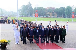 Lãnh đạo Đảng, Nhà nước, đại biểu Quốc hội đặt vòng hoa và vào Lăng viếng Bác