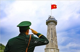 Lễ Thượng cờ và gắn biển công trình Cột cờ A Pa Chải