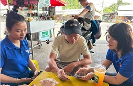 Đi từng ngõ, gõ từng nhà &#39;phủ sóng&#39; VNeID trong 90 ngày cao điểm