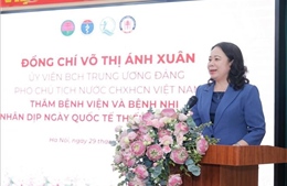 Phó Chủ tịch nước Võ Thị Ánh Xuân thăm, tặng quà bệnh nhi tại Bệnh viện Phổi Trung ương