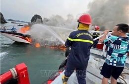 Tàu cao tốc bốc cháy dữ dội trên vùng biển Quảng Ninh