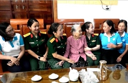 Ngày Thương binh - Liệt sĩ 27/7: Áo lụa nghĩa tình tri ân Mẹ Việt Nam Anh hùng