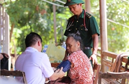 Nỗ lực chăm sóc sức khỏe cho đồng bào vùng lũ ở Nghệ An
