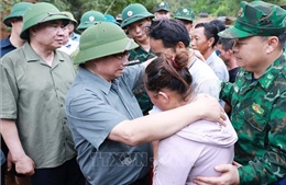 Thủ tướng thăm hỏi, động viên nhân dân thiệt hại do mưa lũ tại tỉnh Điện Biên