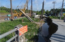 Đồng Tháp khẩn trương khắc phục sạt lở trên huyện lộ 34