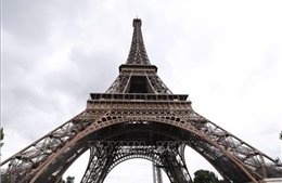Pháp khắc tên 72 nữ học giả xuất chúng lên tháp Eiffel