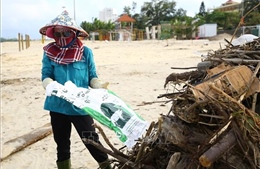 Huy động lực lượng và phương tiện làm sạch bãi biển Nhật Lệ sau bão